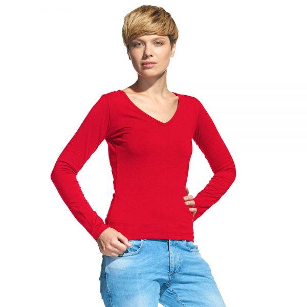 красная женская футболка с длинным рукавом