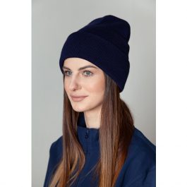 шапка вязанная удлиненная с отворотом цвет темно-синий на модели
